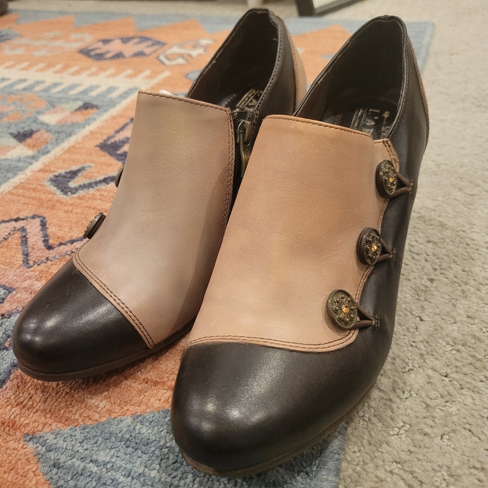 L'Artiste leather heels, size 40, beautiful style and great condition.